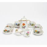 MOKKASERVICE 6 PERSONEN BLUMENDEKOR. Meissen. Porzellan, farbig und gold staffiert. Insg. 15