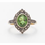 PERIDOT-DIAMANT-RING. Deutschland, um 1960. 750/- Gelbgold, Silberverbödung, gestempelt,