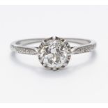 SOLITAIRE-RING. Wohl England, um 1930. Platin, gepunzt, Gesamtgewicht: 2,5g. EU-RM: 52. 1