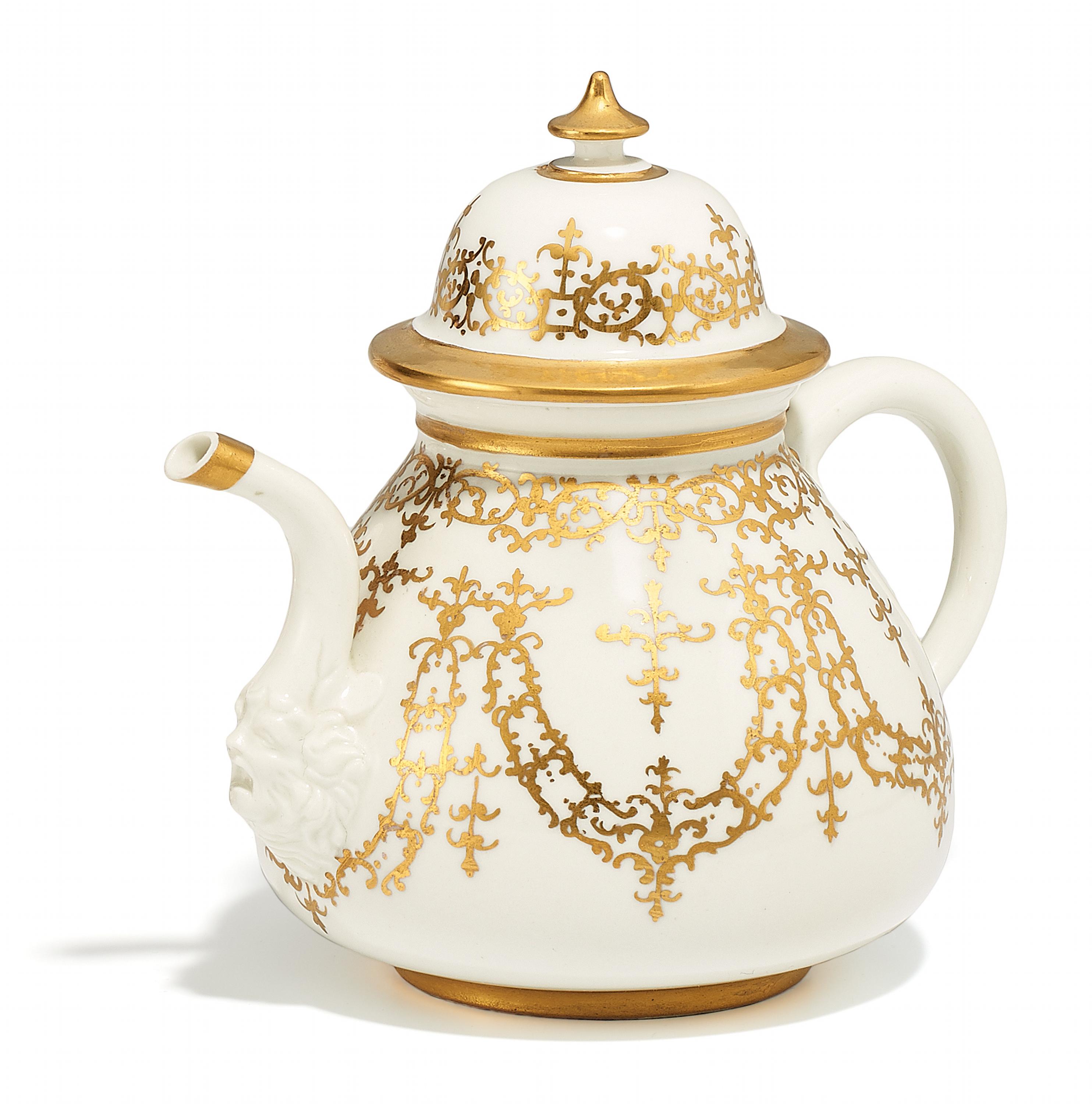 TEEKANNE MIT GOLDDEKOR UND MASKARON. Meissen. Um 1725/30. Porzellan, gold dekoriert. Ballenform