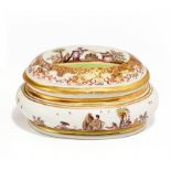 OVALE DOSE MIT CHINOISERIEN. Meissen. Um 1725. Porzellan, farbig und gold dekoriert. Auf der