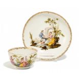 TASSE UND UNTERTASSE MIT GALANTEN SZENEN. Meissen. Um 1780. Porzellan, farbig und gold staffiert.