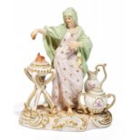 KLEINE ALLEGORIE 'DER WINTER'. Meissen. 19. Jh. Porzellan, farbig und gold staffiert. Höhe 12 cm.