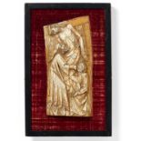 RELIEF KREUZIGUNG CHRISTI. 20.Jh. Mammutzahn geschnitzt. 27x12 cm. Zustand A/B. Provenienz: