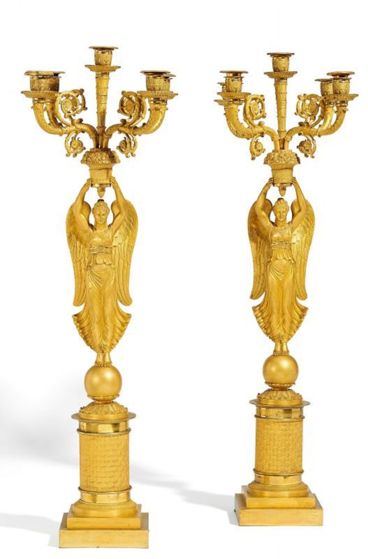 PAAR GROßE GIRANDOLEN MIT VIKTORIEN. Paris. Um 1820-30. Vergoldete Bronze. Gestufte Plinthe mit - Bild 2 aus 2