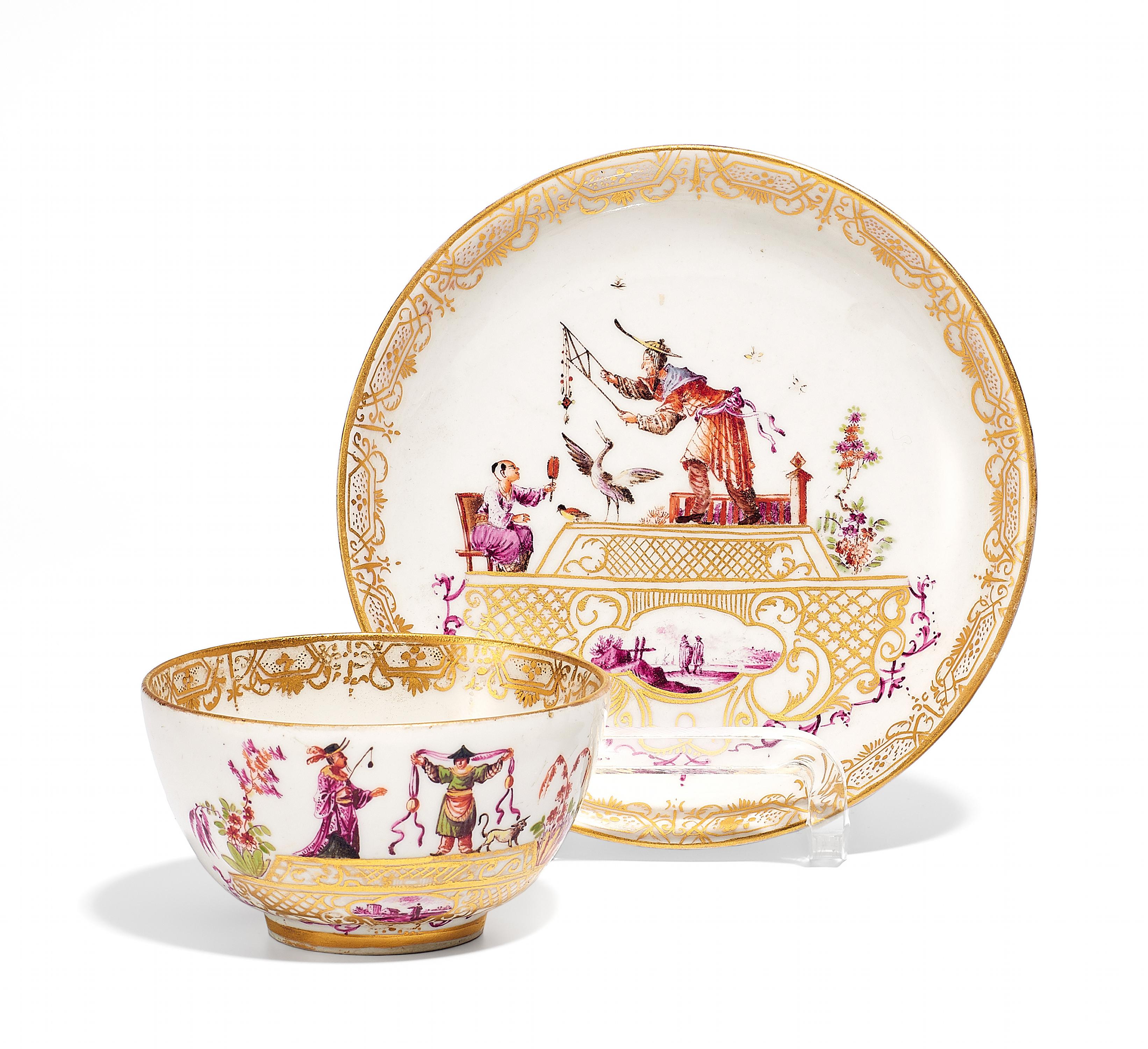 KOPPCHEN UND UNTERSCHALE MIT CHINOISERIEN. Meissen. Um 1735. Porzellan, farbig und gold dekoriert.