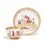 KOPPCHEN UND UNTERSCHALE MIT CHINOISERIEN. Meissen. Um 1735. Porzellan, farbig und gold dekoriert.