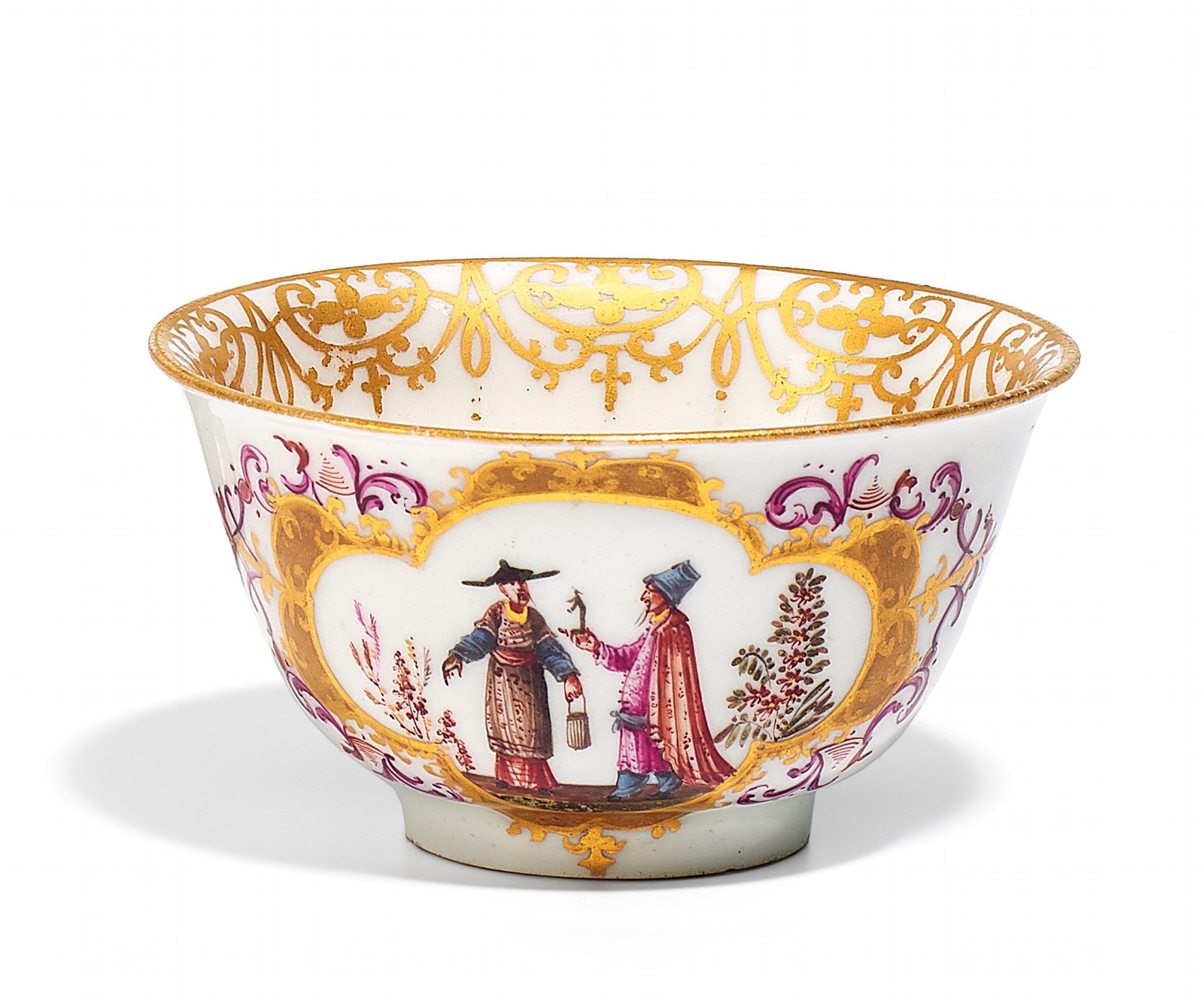 KOPPCHEN MIT CHINOISERIEN. Meissen. Um 1717- ca.1737. Porzellan, farbig und gold dekoriert. Auf