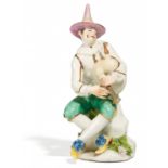 SITZENDER HANSWURST MIT DUDELSACK. Meissen. Um 1740/50. Modell J.J. Kaendler, um 1736. Porzellan,