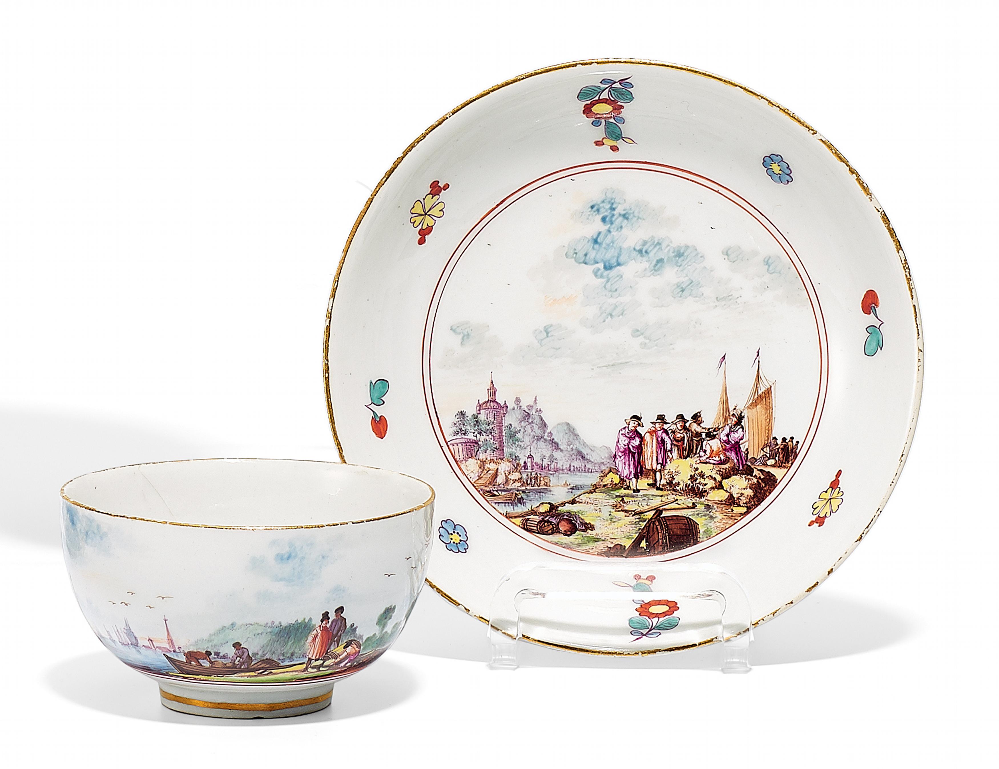 KOPPCHEN UND UNTERSCHALE MIT KAUFFAHRTEISZENEN. Meissen. Um 1740. Porzellan, farbig dekoriert,