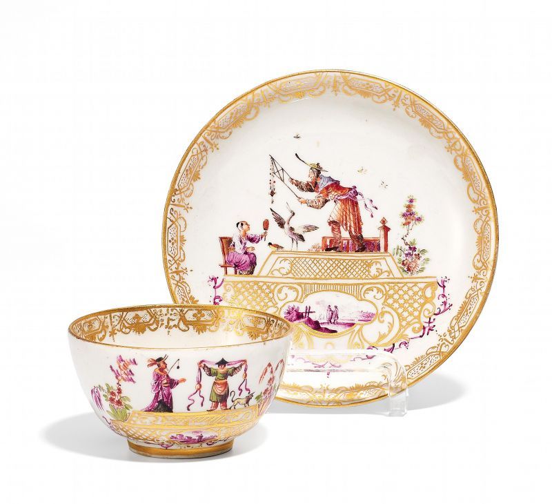 KOPPCHEN UND UNTERSCHALE MIT CHINOISERIEN. Meissen. Um 1735. Porzellan, farbig und gold dekoriert. - Image 2 of 2