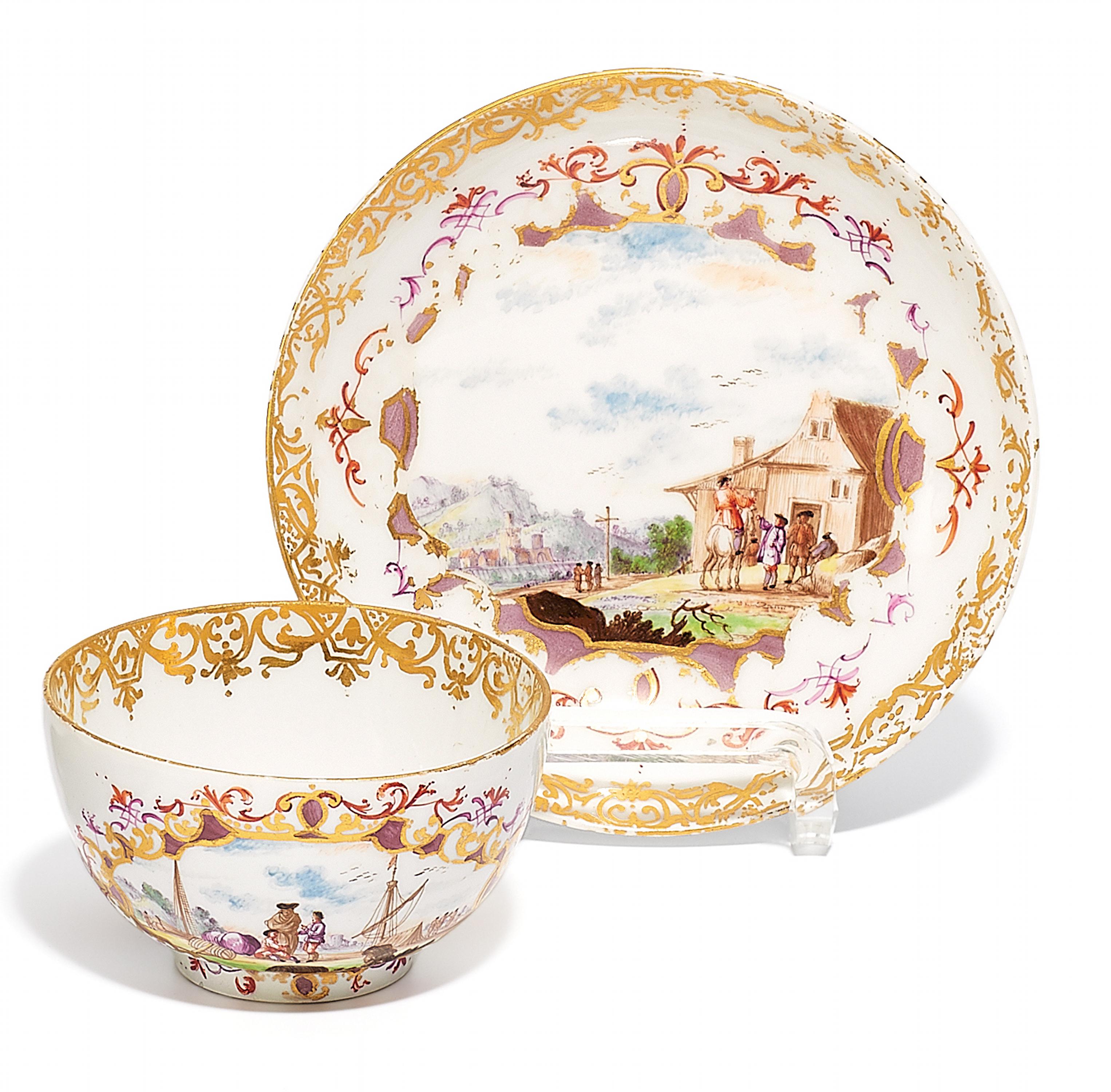 KOPPCHEN UND UNTERSCHALE MIT KAUFFAHRTEISZENEN IN GOLDKARTUSCHEN. Meissen. Um 1735. Porzellan,