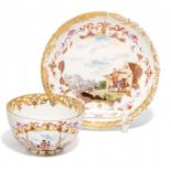 KOPPCHEN UND UNTERSCHALE MIT KAUFFAHRTEISZENEN IN GOLDKARTUSCHEN. Meissen. Um 1735. Porzellan,