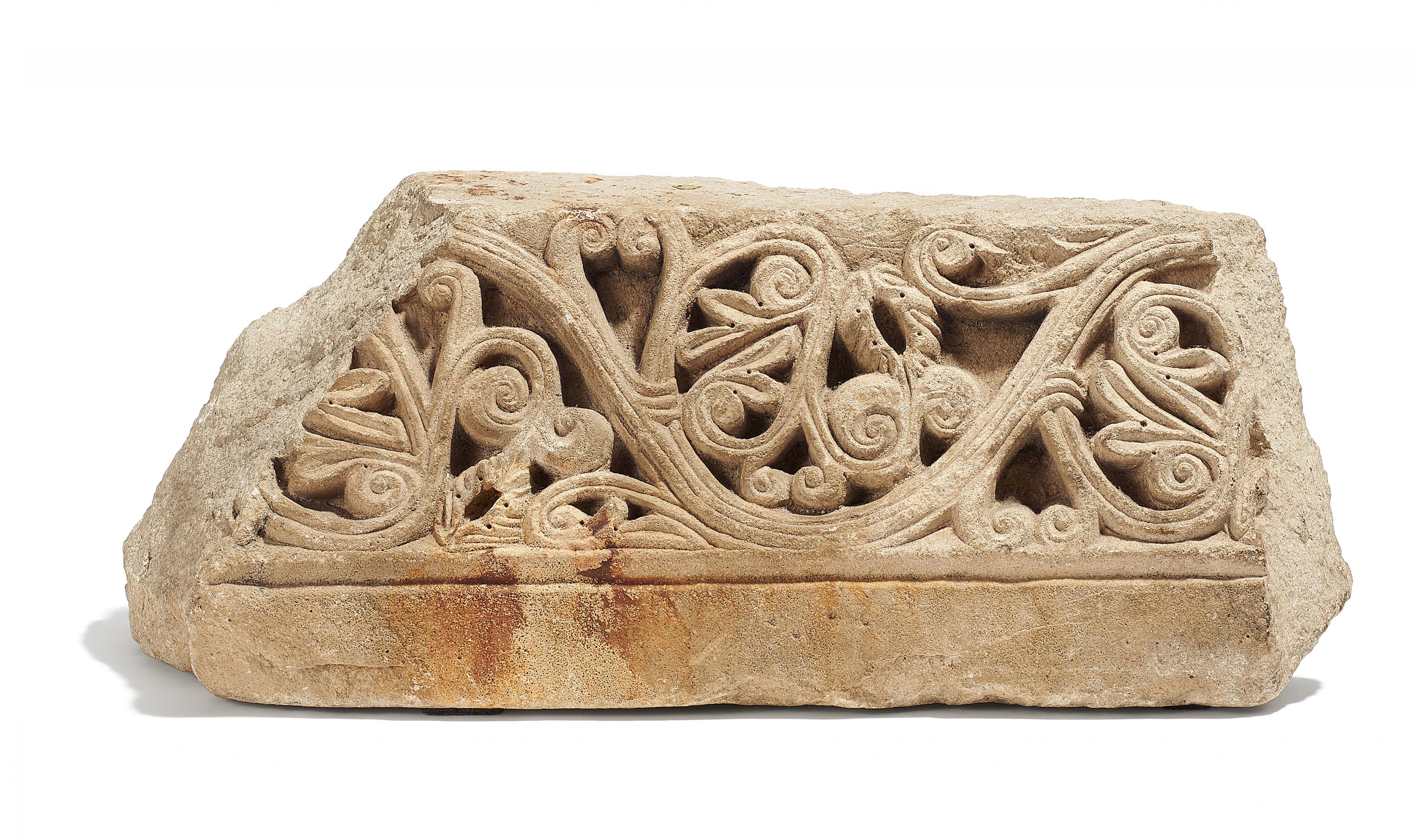 FRAGMENT EINES ZIERFRIES. Romanisch. Sandstein. Ca. 13x34x9 cm. Zustand B. Erläuterungen zum Katalog