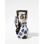 Picasso, Pablo. 1881 Malaga - 1973 Mougins. Small owl jug. 1955. Weißes Steingut, partiell farbig
