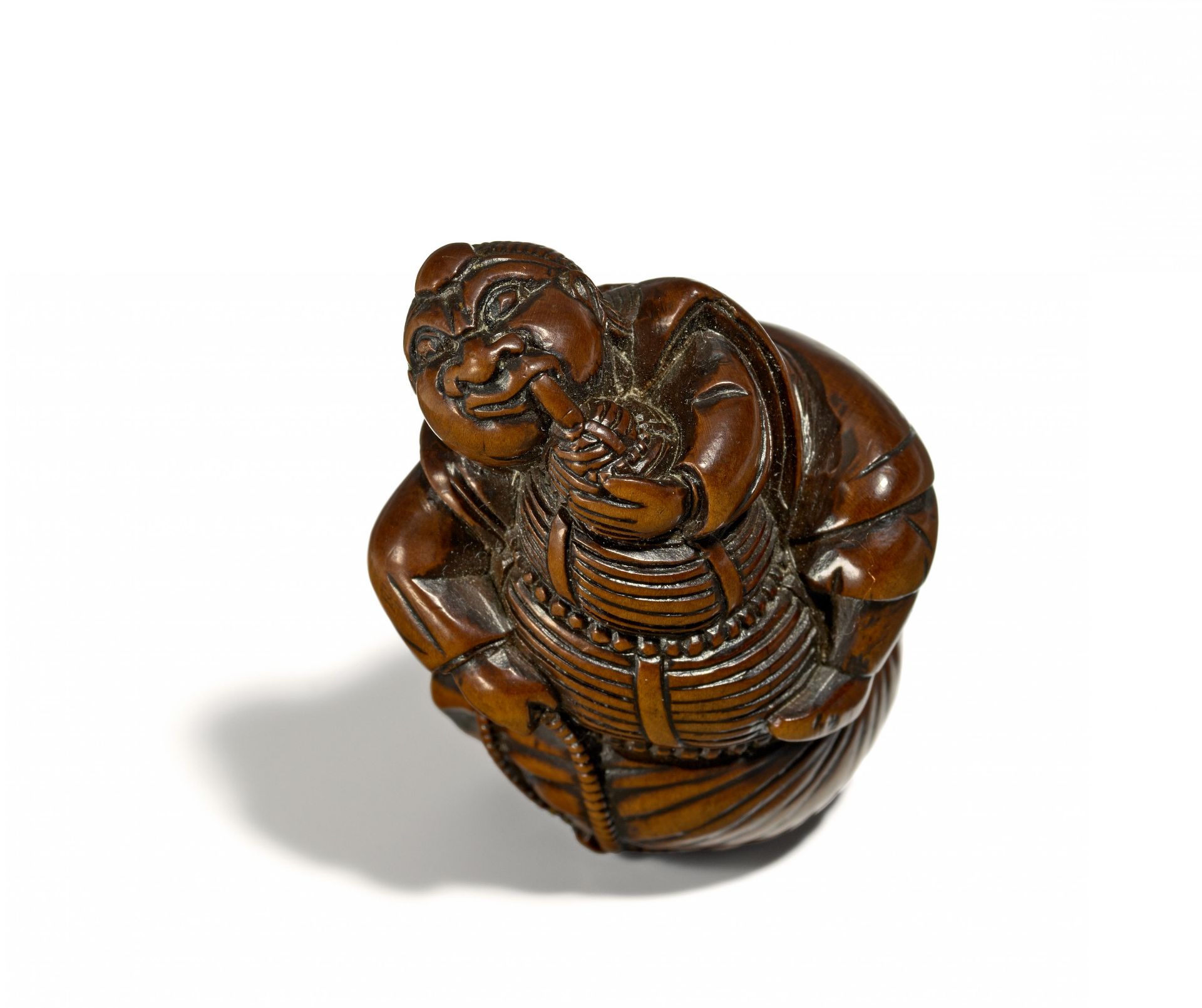 NETSUKE: BENKEI MIT SCHNECKENTROMPETE. Japan. Edo-Zeit. Frühes 19. Jh. Buchsbaum, fein geschnitzt,