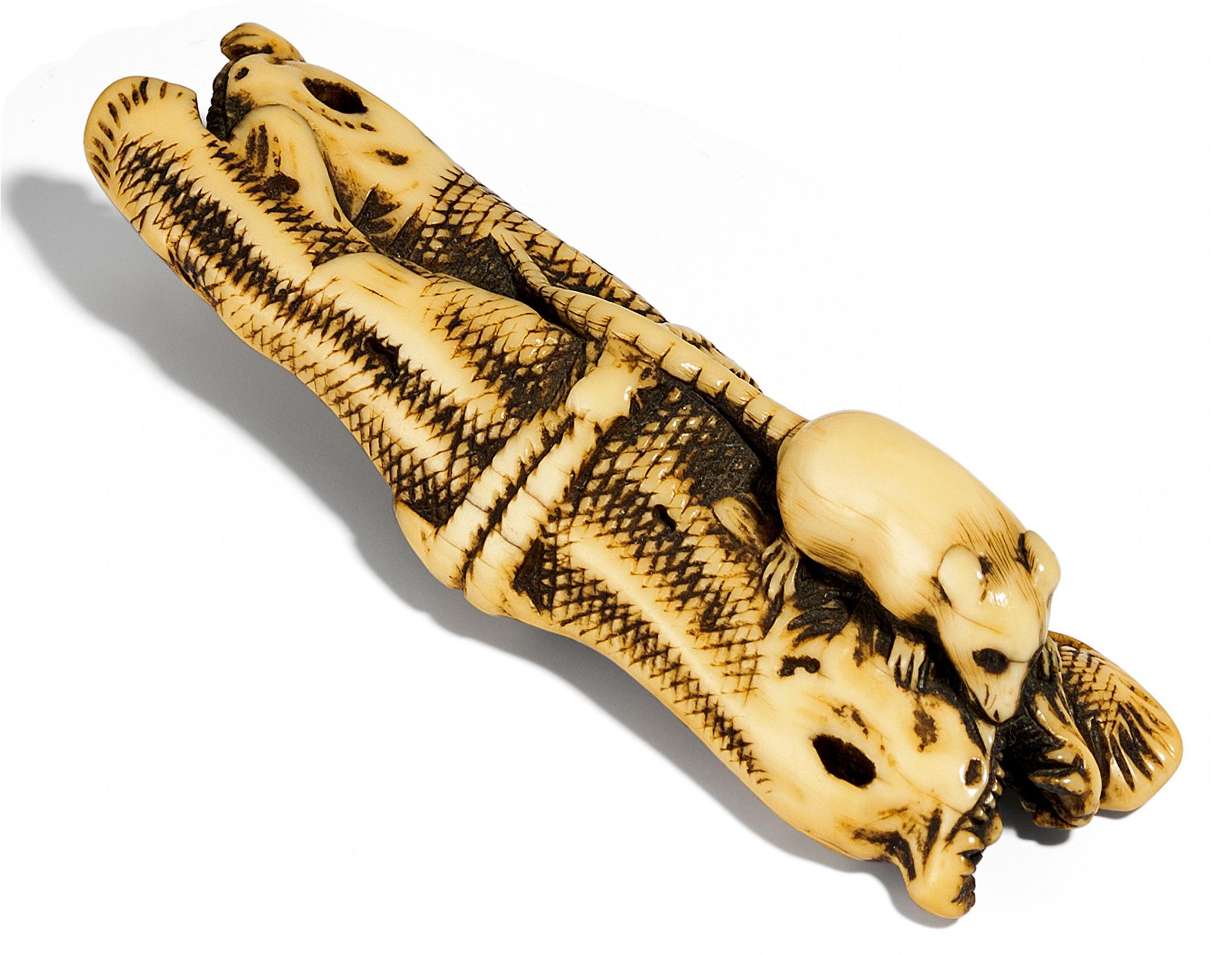 NETSUKE: ZWEI SHIOZAKE. Japan. Edo-Zeit. Frühes 19. Jh. Elfenbein mit gold-gelber bis rot-