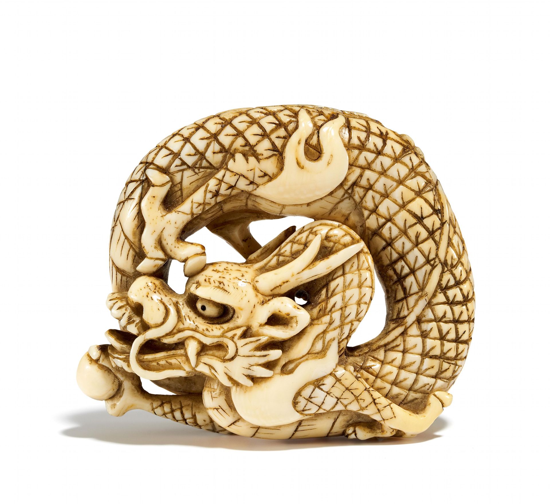 NETSUKE: MÄCHTIGER DRACHE. Japan. Edo-Zeit. 19. Jh. Elfenbein, fein geschnitzt, graviert und