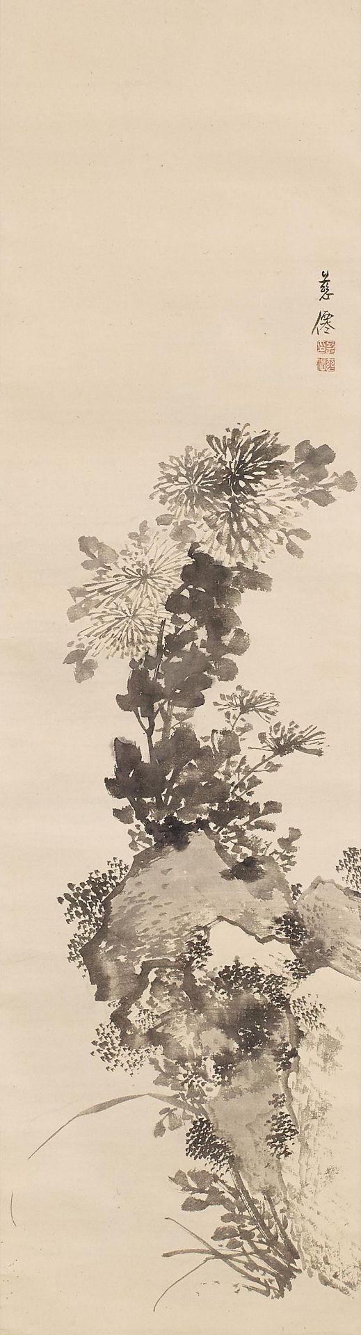HÄNGEROLLE MIT CHRYSANTHEMEN. Japan. Edo-Zeit. Spätes 18. Jh. 110,7 x 30. Teils nasse Tusche auf