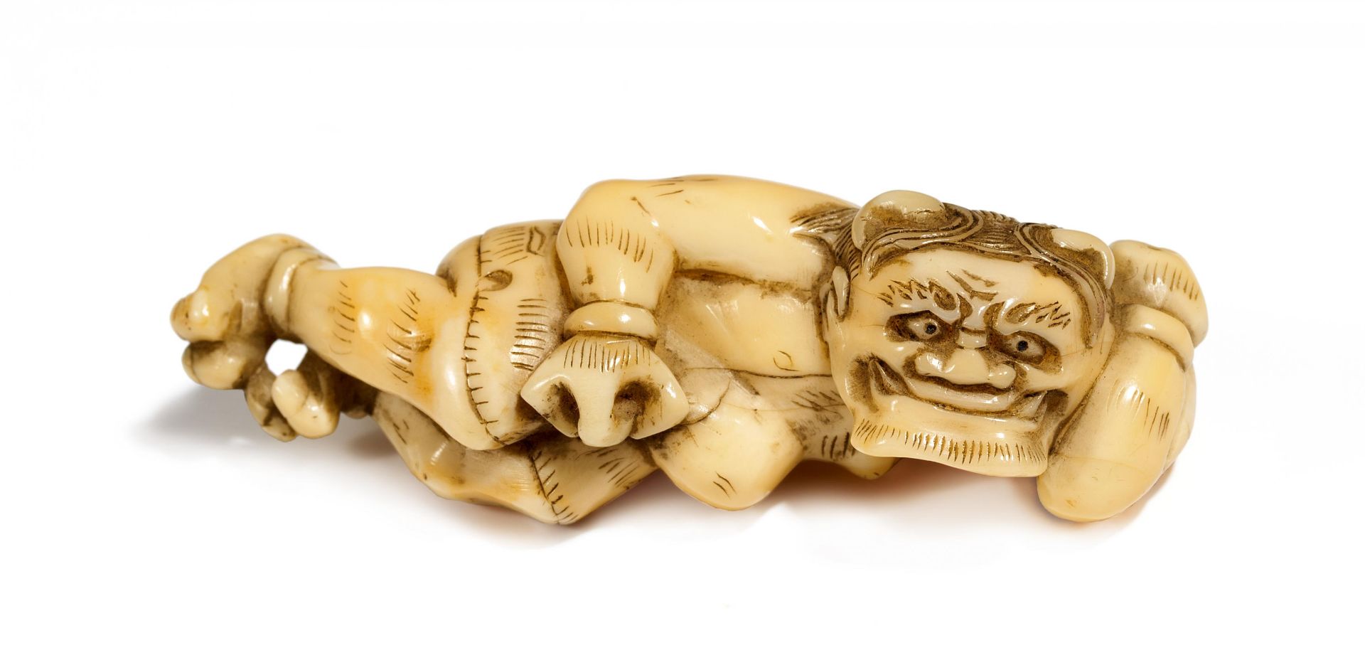 NETSUKE: ONI. Japan. Edo-Zeit. Frühes 19. Jh. Marines Elfenbein, schöne, glasige Gebrauchspatina,