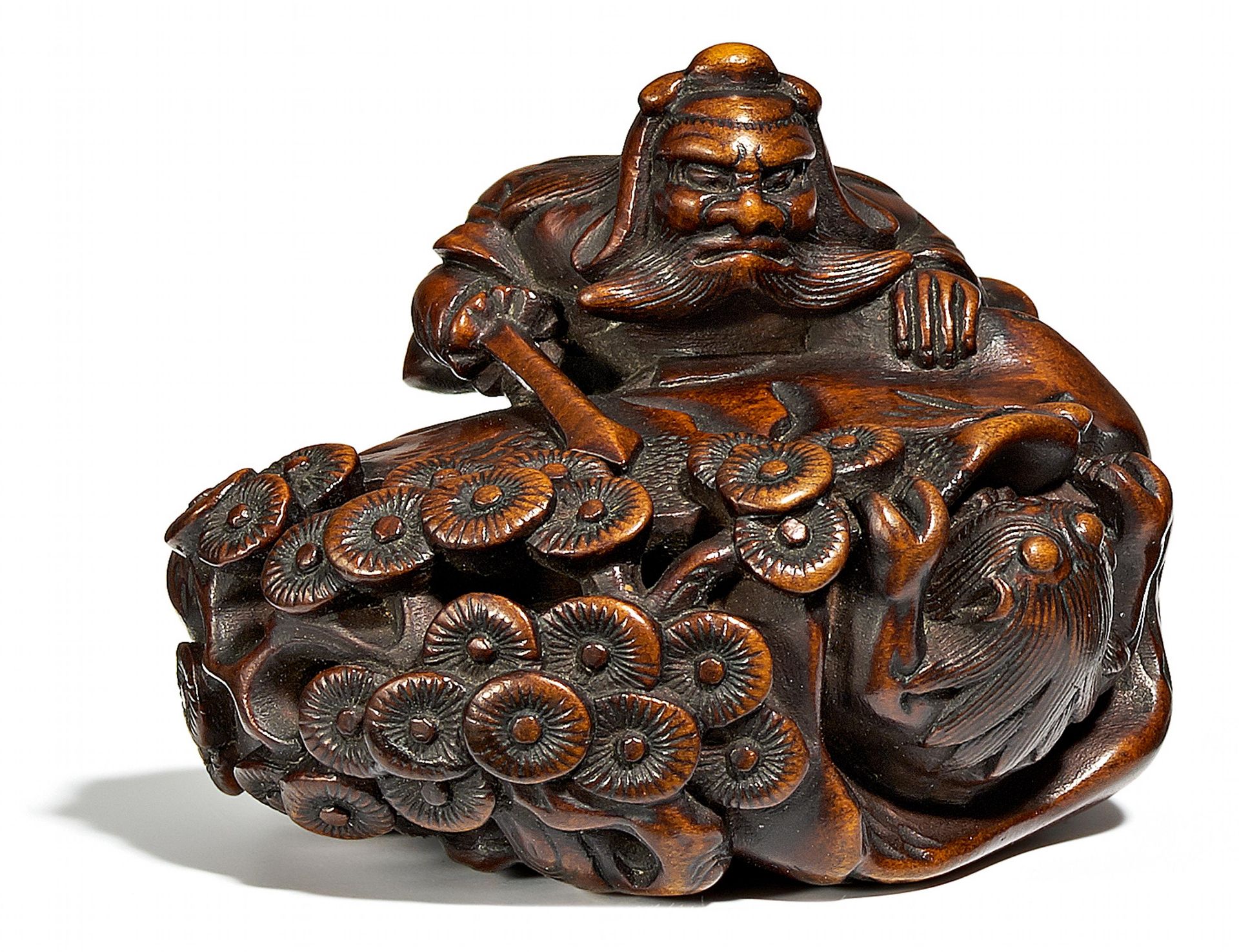 NETSUKE: ONI IN HÖHLE. Japan. Edo-Zeit. Buchsbaum. Felsenhöhle neben einer großen Kiefer, in der