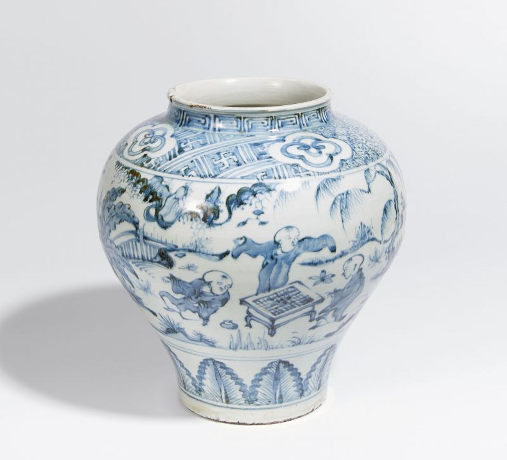 BAUCHIGE VASE MIT GO-SPIELERN. China. Ming-Dynastie. Porzellan, bemalt in Unterglasurblau. Drei - Bild 2 aus 2