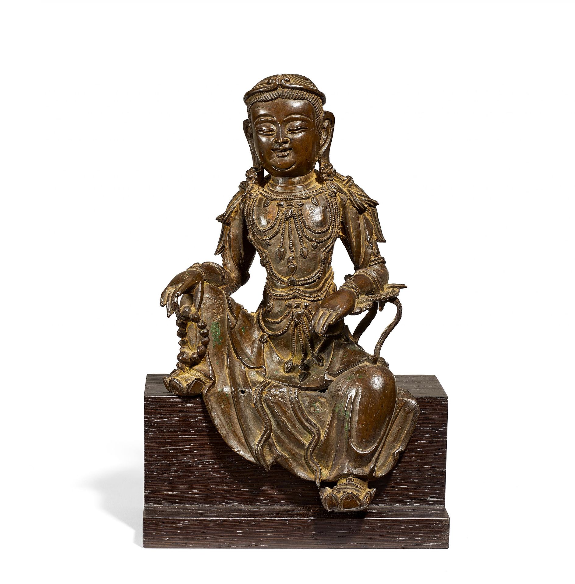 AUßERGEWÖHNLICHE GUANYIN IN RAJA LALITASANA. China. Ming-Dynastie. Bronze mit dunkler, glänzender