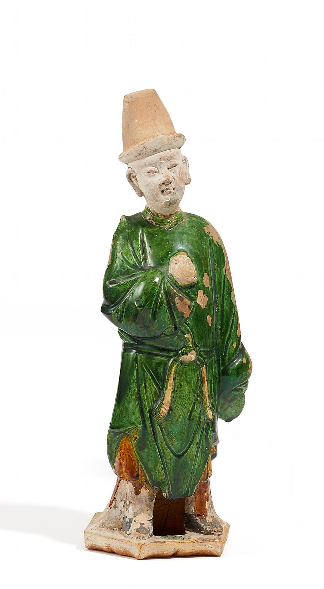 PFERDEKNECHT MIT HOHEM HUT. China. Ming-Dynastie. Keramik mit grüner und bernsteingelber Glasur,