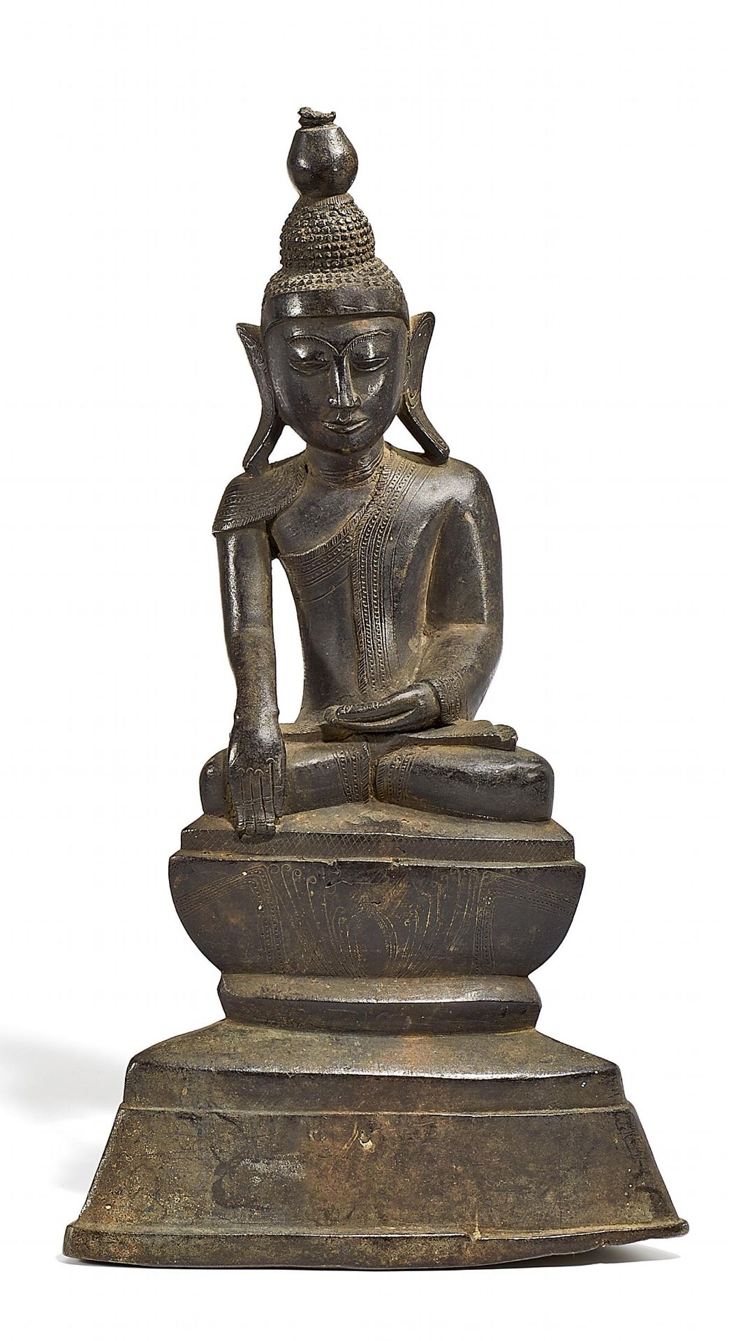 BUDDHA AUF HOHEM SOCKEL. Burma/Myanmar. Shan-Stil. 17. Jh. Bronze mit fein gravierten Gewandborten