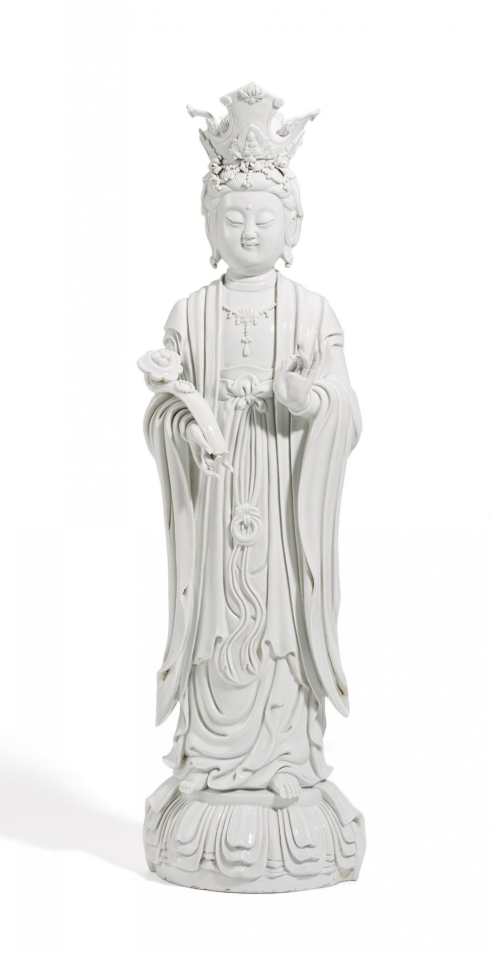 GROßE GEKRÖNTE GUANYIN AUF LOTOS STEHEND. China. Blanc de Chine-Porzellan. Höhe 68cm. Zustand A.