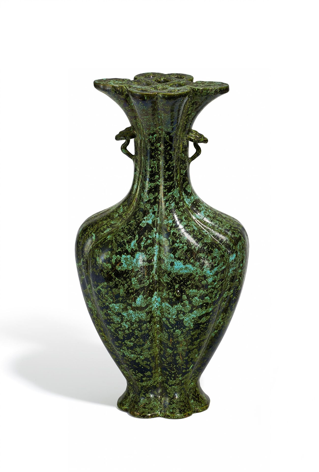 VASE IN FORM EINES ENDLOSEN KNOTENS. China. Wohl Qing-Dynastie. Porzellan mit schwarz-grüner,