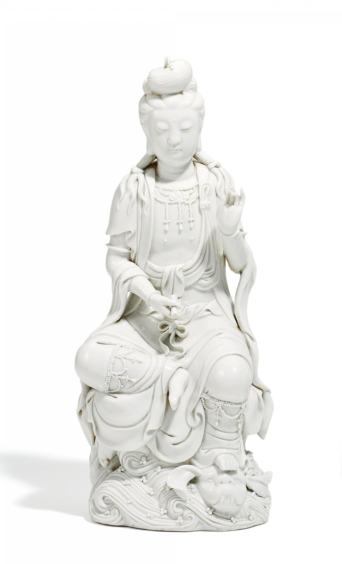 SITZENDE GUANYIN MIT SCHRIFTROLLE. China. 20. Jh. Blanc de Chine-Porzellan. Höhe 38cm. Auf der