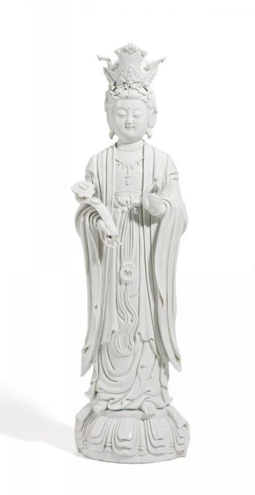 GROßE GEKRÖNTE GUANYIN AUF LOTOS STEHEND. China. Blanc de Chine-Porzellan. Höhe 68cm. Zustand A. - Bild 2 aus 2