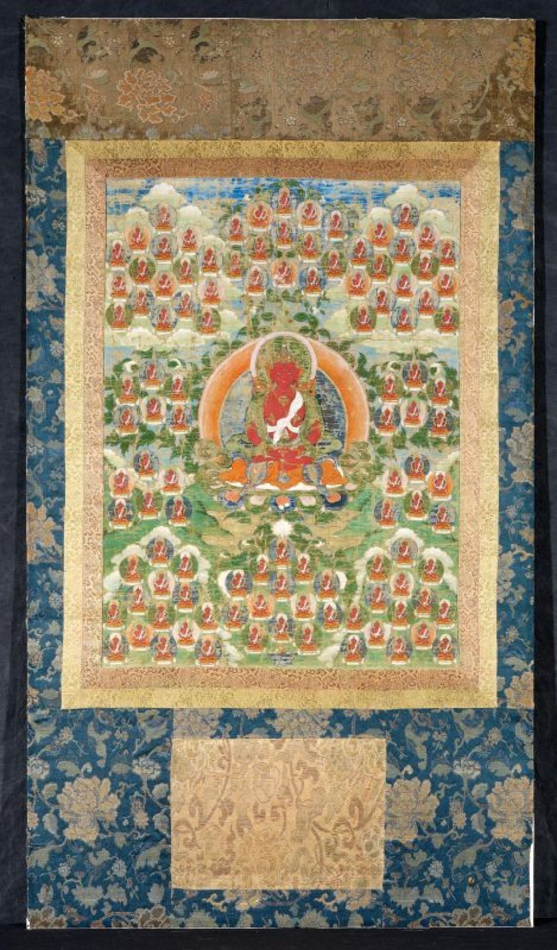 BEDEUTENDES UND GROßES THANGKA DES SUKHAVATIVYUHA-SUTRA MIT AMITAYUS. Tibet. 17./18. Jh. Farben - Bild 3 aus 6