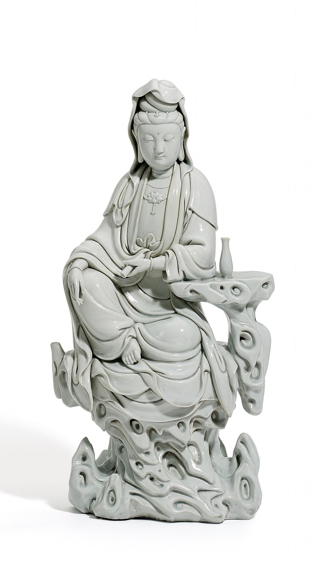 GUANYIN AUF EINEM FELSENSOCKEL SITZEND. China. 20. Jh. Blanc de Chine-Porzellan. Höhe 43,5cm.