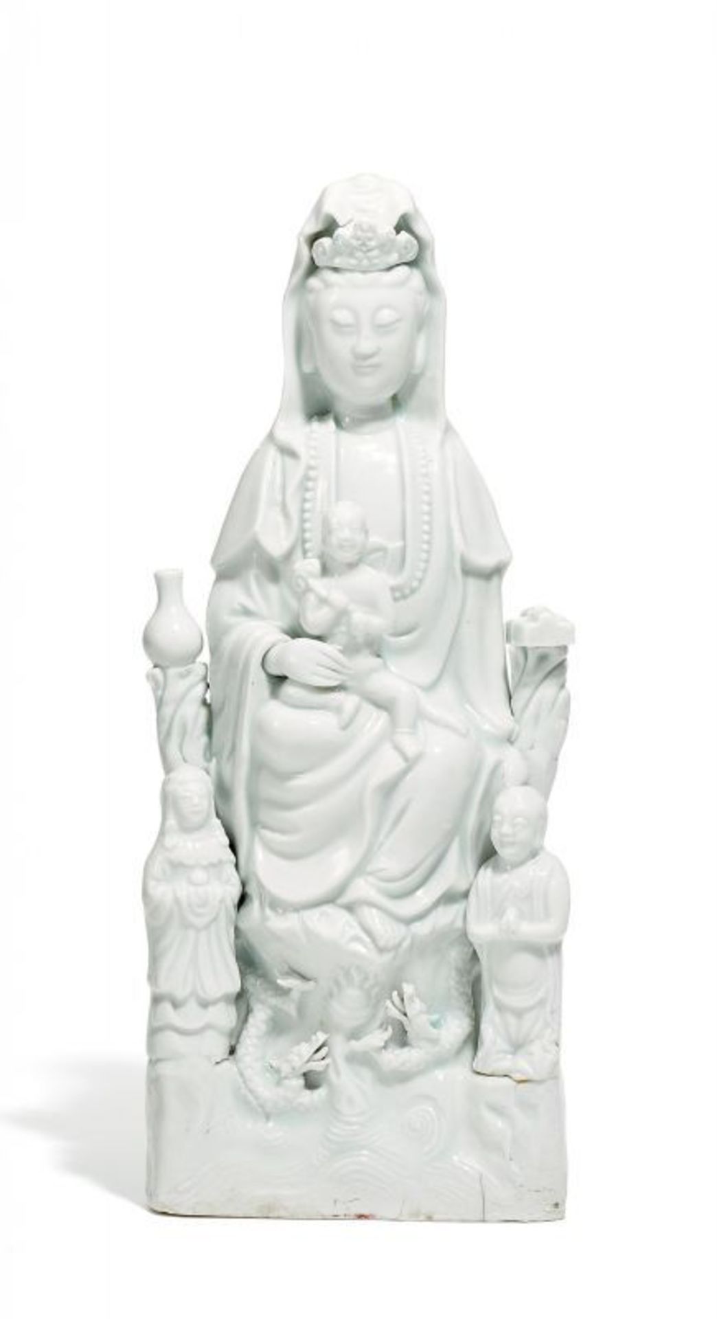 GUANYIN EIN KIND HALTEND, BEGLEITET VON LONGNÜ UND SHANXAI. China. Wohl Kangxi-Periode. Blanc de - Bild 2 aus 2