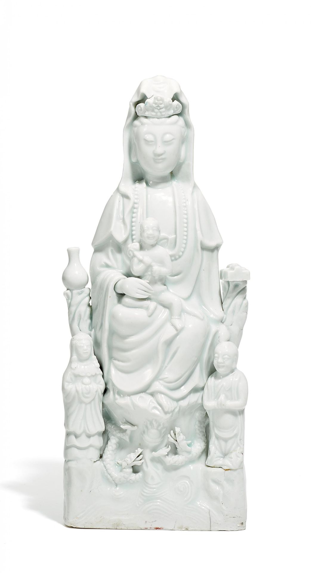 GUANYIN EIN KIND HALTEND, BEGLEITET VON LONGNÜ UND SHANXAI. China. Wohl Kangxi-Periode. Blanc de