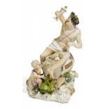 FIGURENGRUPPE "BACCHUS AUF WEINFASS". Meissen. 18. Jh. Modell J. J. Kaendler. Porzellan, farbig