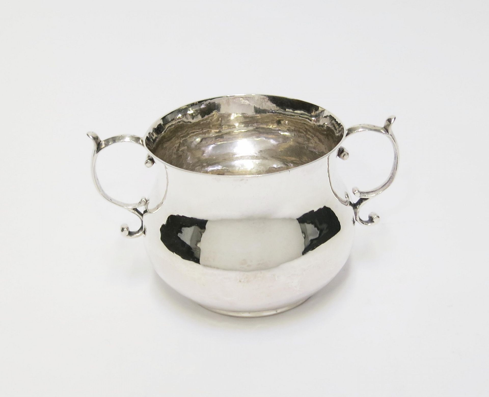 KLEINER CHARLES II PORRINGER. London. 1666-67. Silber. Auf Unterseite Besitzermonogramm *B* / *T*A*.