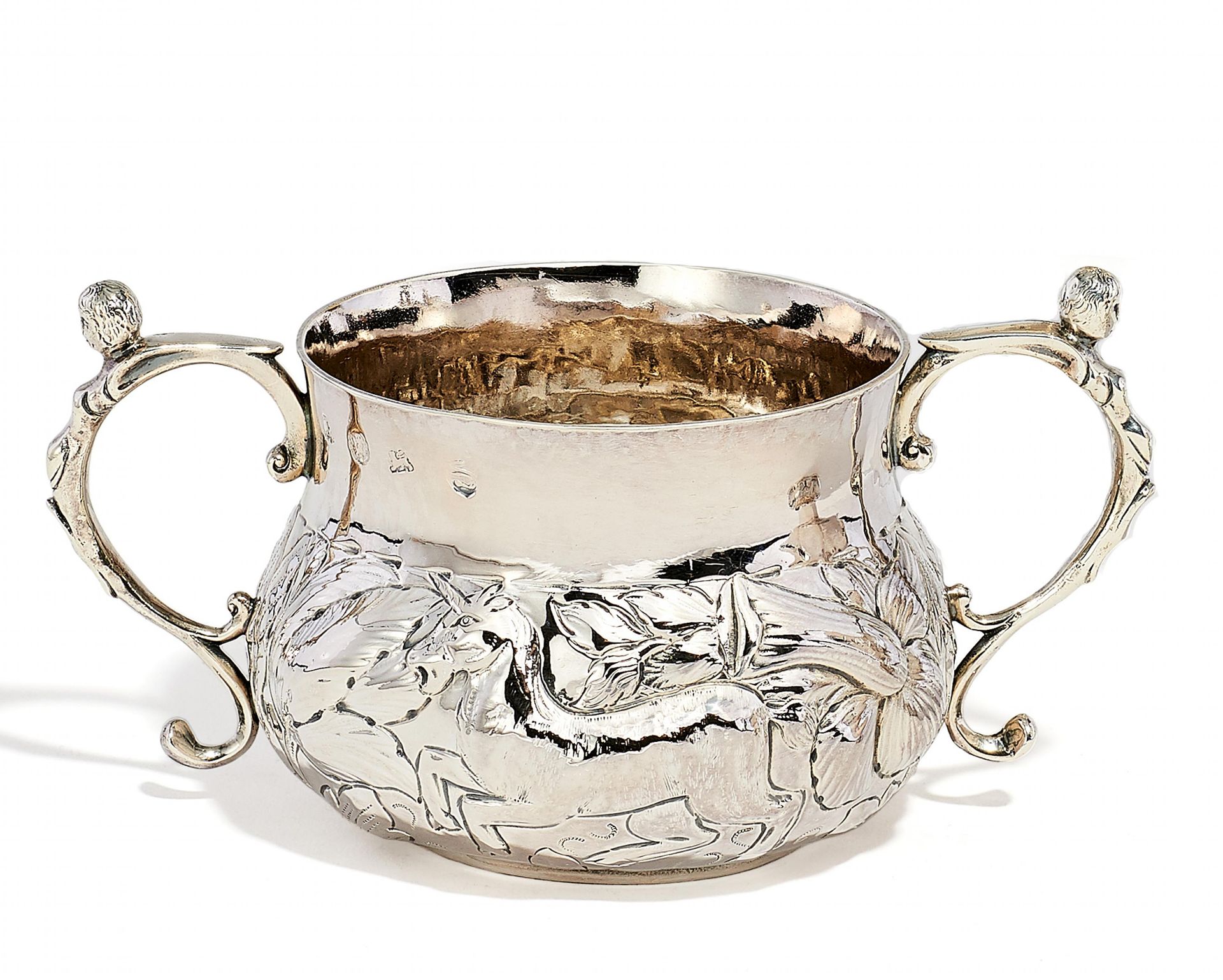 KLEINER CHARLES II PORRINGER MIT LÖWE UND EINHORN ZWISCHEN BLUMENRELIEF. London. 1675-76. Meister '