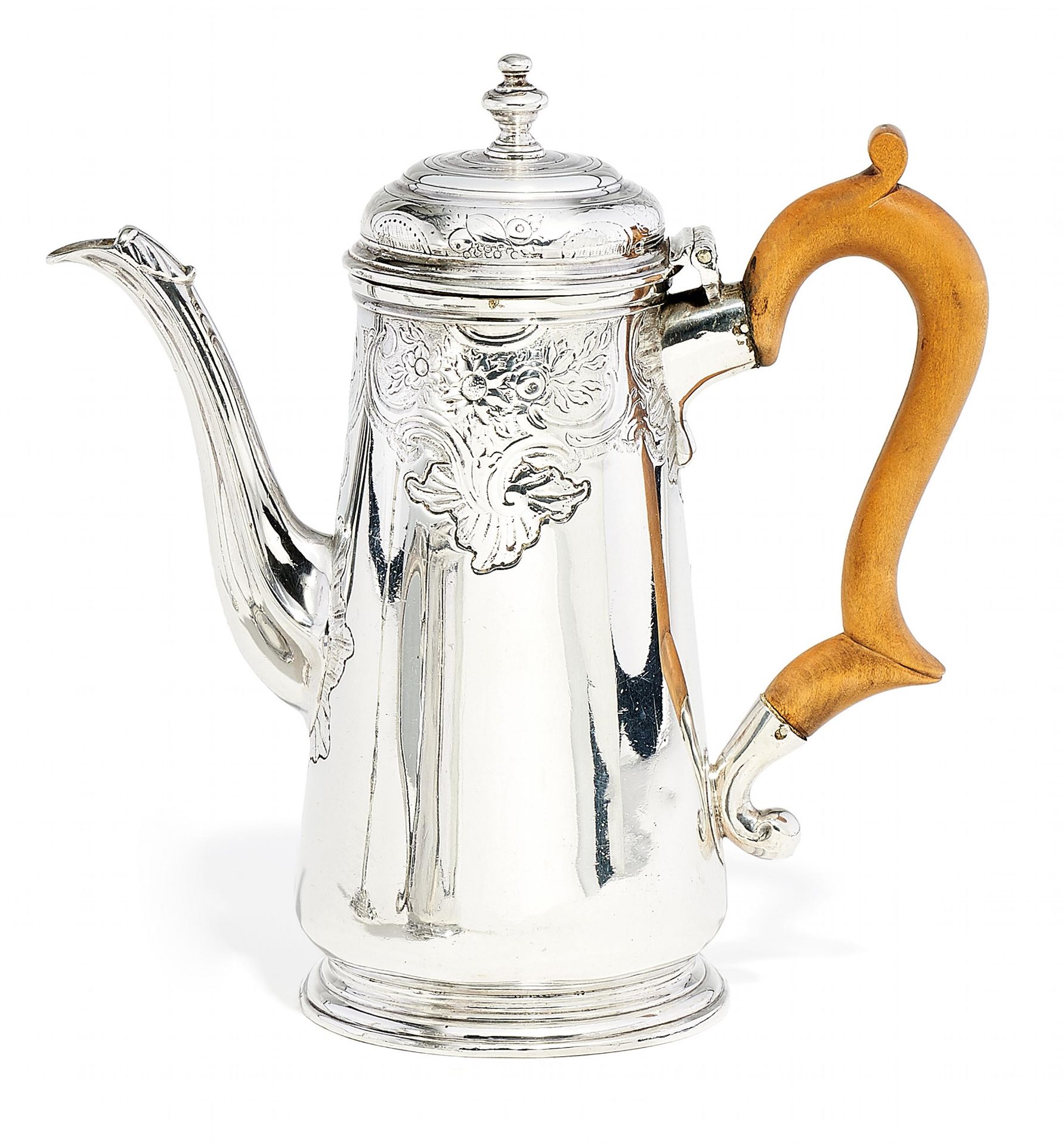 GEORGE II KAFFEEKANNE MIT ROCAILLEN UND BLÜTEN. London. 1742-43. Pezé Pilleau. Silber. Holzhenkel.