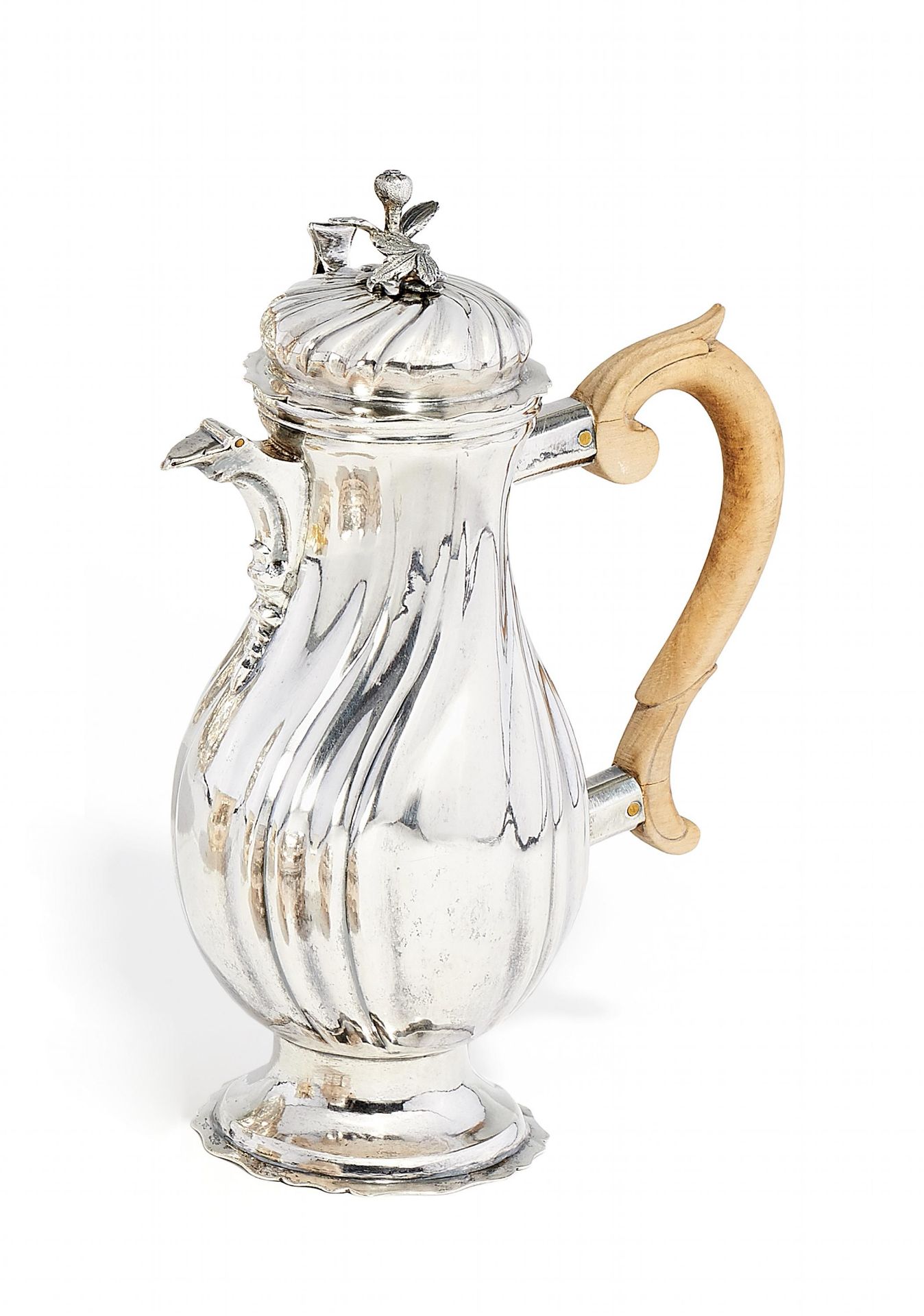 KAFFEEKANNE MIT BLÜTENKNAUF. Augsburg. 1779-81. Jakob Wilhelm Kolb. Silber mit Innenvergoldung.