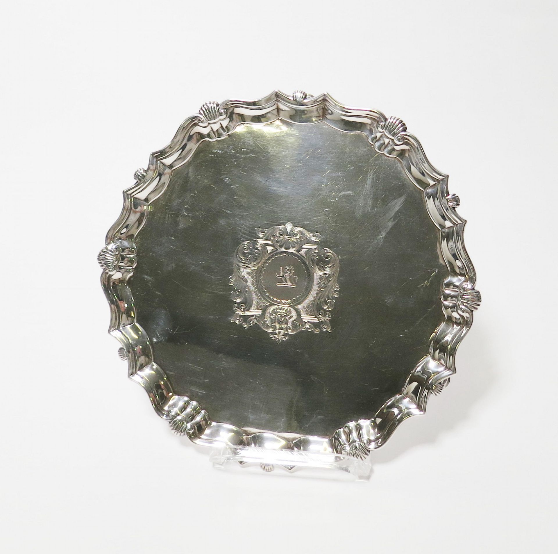 GEORGE II SALVER MIT WAPPENGRAVUR. London. 1738-39. John Robinson II. Silber. Ca. 454g. Höhe 3cm,