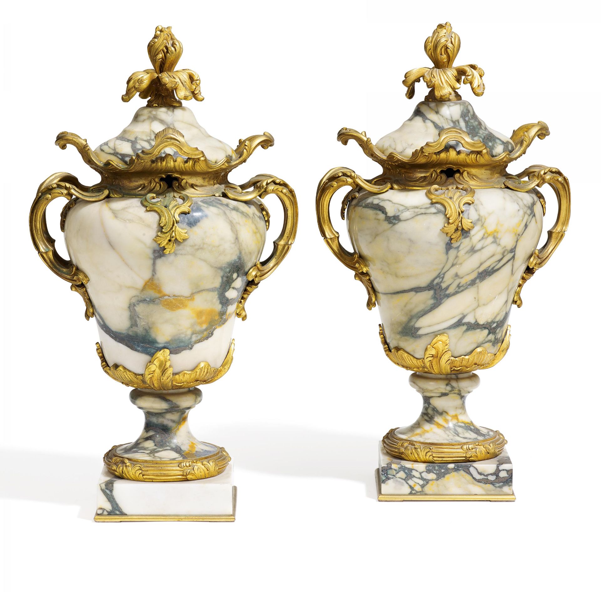 PAAR ZIERVASEN STYLE LOUIS XV. Paris. 19. Jh. Marmor. Vergoldete Bronze. Gefußte Balusterform mit