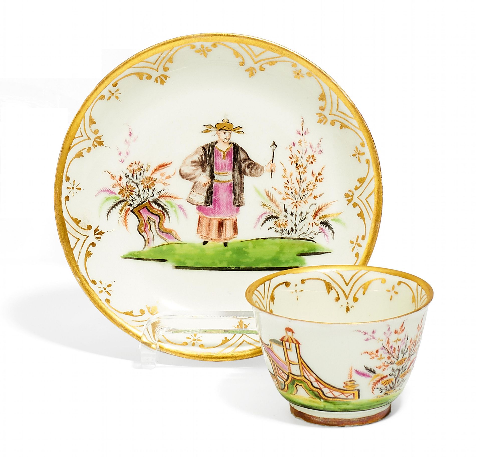 KOPPCHEN UND UNTERSCHALE MIT CHINOISERIEN. Meissen. 1720-25. Dekor in der Art des Johann Philipp