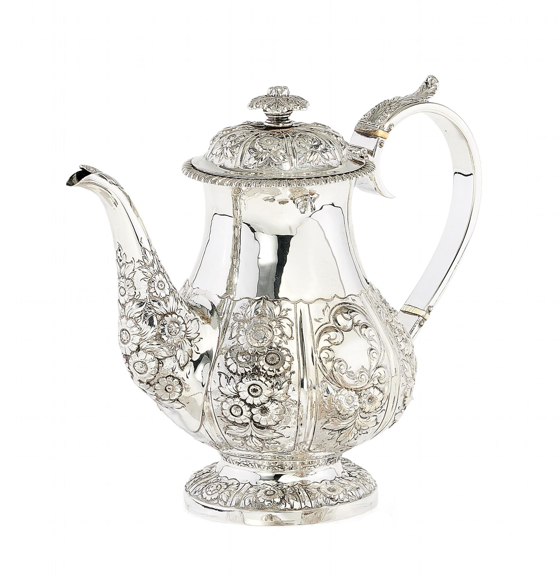 GEORGE IV KAFFEEKANNE MIT BLUMENRELIEF. London. 1823-24. Hyam Hyams. Silber. Ca. 844g. Höhe 22,