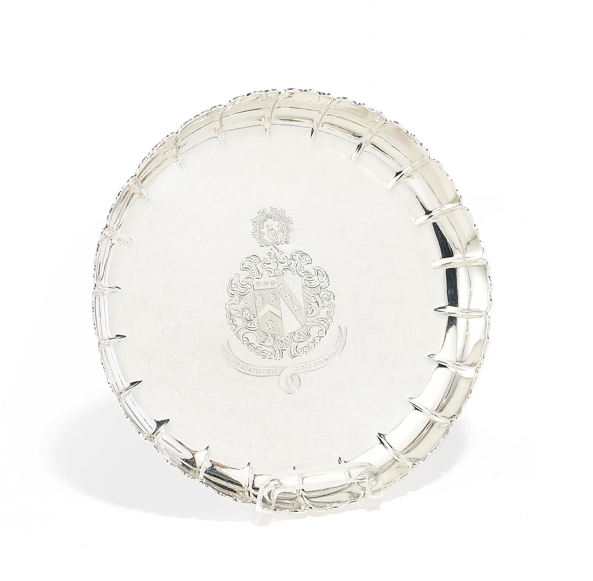 GEORGE I STRAWBERRY DISH MIT WAPPENZIER. London. 1725-26. Silber. Zentral feine Wappengravur mit