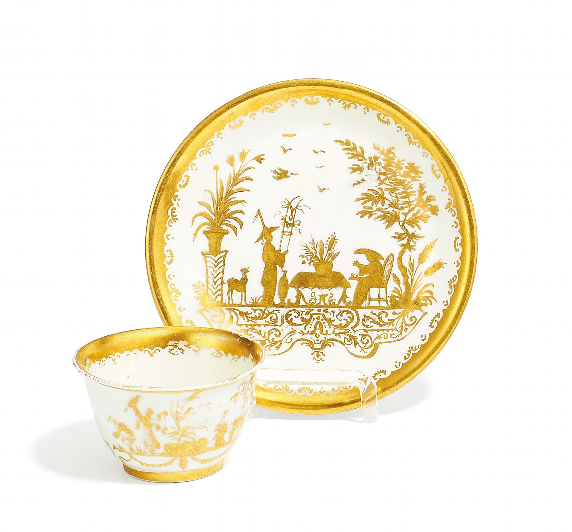 KOPPCHEN UND UNTERSCHALE MIT GOLDCHINESEN. Meissen. Um 1720/25. Dekor Werkstatt Abraham Seuter,