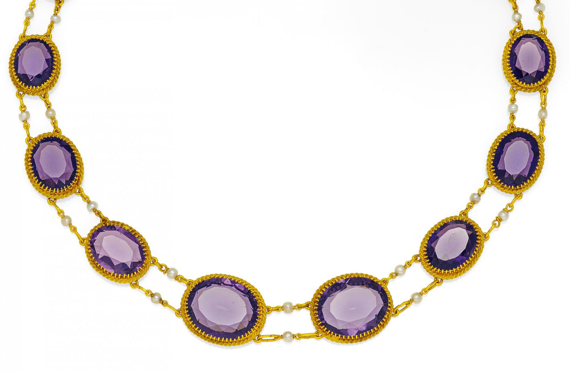 AMETHYST-PERL-COLLIER. Wohl Frankreich, um 1880. 750/- Gelbgold, L.ca. 42,0cm. 16 oval/ rund