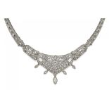 DIAMANT-COLLIER. England, um 1920. 900/- Platin, Gesamtgewicht: 51,0g. L.ca. 38,5cm. Vielzählige